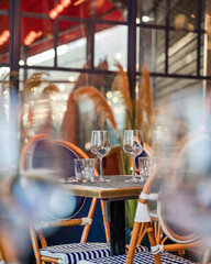 Terrasse dressée avec des verres dans un restaurant