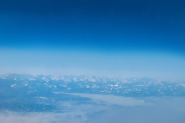 Vue aérienne avec montagnes et ciel bleu