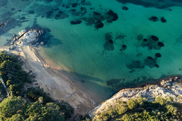 Sardegna: i colori mare di Cala dei Ginepri a Baja Sardinia, borgo turistico nei pressi della