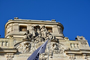 statue of the king of the monarch