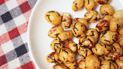 ピリ辛のポピュラーな日本の豆菓子