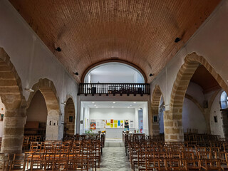 Interior e coro da Igreja de Saint-Vincent-Deacon em Tarnos no País Basco