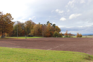 Sportplatz im Herbst. Spielfeld Fußball. Fußballtor.