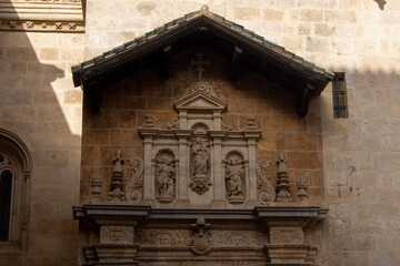 Detalle de las escultura de la entrada del sepulcro de los Reyes Católicos en Granada