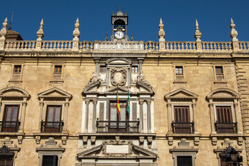 Fototapeta na wymiar Vista de la fachada del Palacio de la Chancinería en Granada