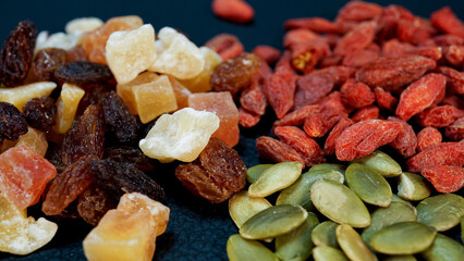 お菓子作り用のドライフルーツ、クコの実、パンプキンシード