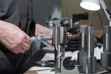 Checking the size of the working part of the tap with a threaded micrometer