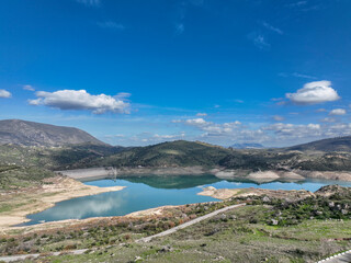 vista de un embalse de agua con niveles de agua bajo mínimos