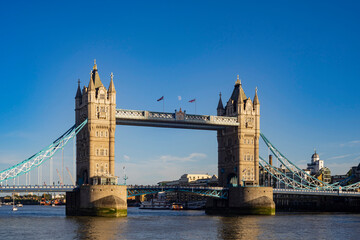 Obraz na płótnie Canvas Sunny view of the famous Tower Bridge