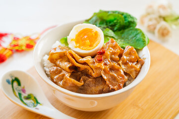 豚ばらスライスのルーロー飯風丼