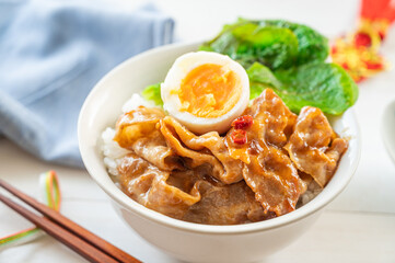 豚ばらスライスのルーロー飯風丼