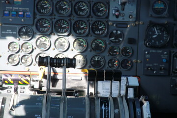 skomplikowany rozbudowany kokpit samolotu pełen czytników zegarów i przycisków - 482907739