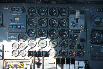skomplikowany rozbudowany kokpit samolotu pełen czytników zegarów i przycisków - 482907758