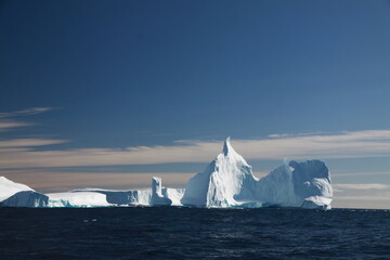 różnokształtne duże  góry lodowe na morzu w słoneczny dzień - 482908109