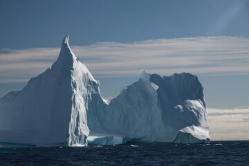 różnokształtne duże  góry lodowe na morzu w słoneczny dzień