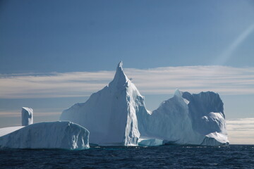 różnokształtne duże  góry lodowe na morzu w słoneczny dzień - 482908129
