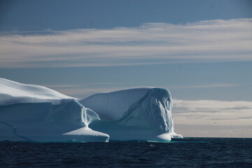 różnokształtne duże  góry lodowe na morzu w słoneczny dzień - 482908160