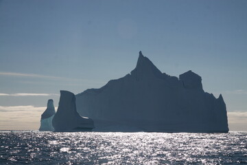 różnokształtne duże  góry lodowe na morzu w słoneczny dzień - 482908198