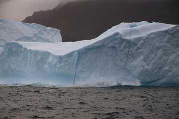 masywne bloki lodowe na morzu o zachodzie słońca - 482908737