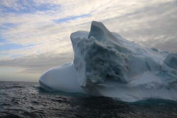 masywne bloki lodowe na morzu o zachodzie słońca - 482908762