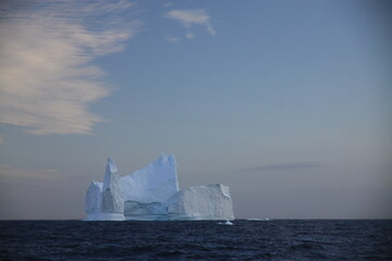 masywne bloki lodowe na morzu o zachodzie słońca - 482908931