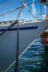 Barco amarrado al puerto con una cuerda.