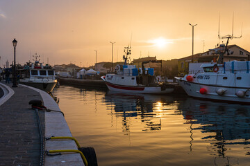 Il canale di Cesenatico, con le barche ormeggiate, in Italia al tramonto. Turismo. Viaggiare....
