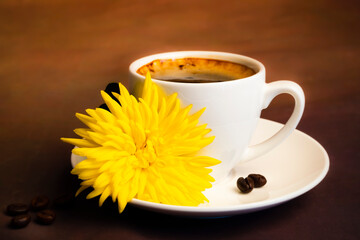 Scena still life con una tazzina di caffè bianca e un fiore giallo acanto e due chicchi di caffè...