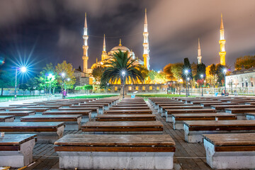 Obraz premium Night lights of the Blue Mosque in Istanbul, Turkey.