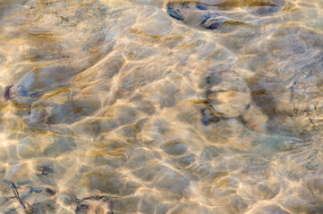 Sandiges Flussbett mit Sonnenmuster