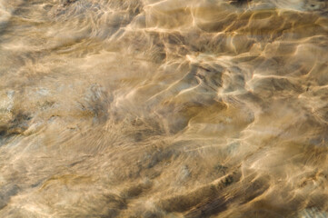 Licht und Wasser auf Sand