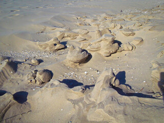 Gebilde vom Meerwasser im Sand der Ostseeküste geformt
