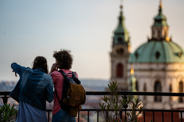 Obraz na płótnie Canvas Couple traveling the world and sightseeing at sunset