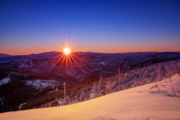 Krajobraz górski. Wschód słońca w zimie