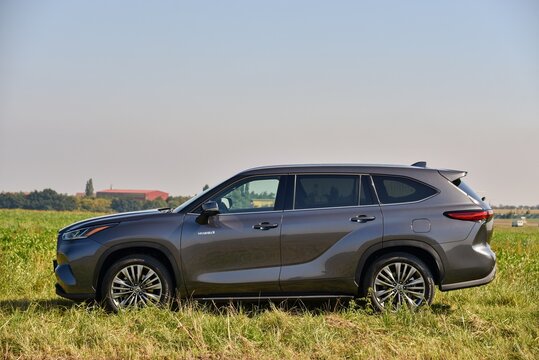 Toyota Highlander hybrid 4x4. General side view. 09-14-2021, Middle Bohemia, Czech Republic.