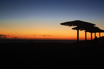 silueta de cabañas con atardecer en las playas del mar caribe 