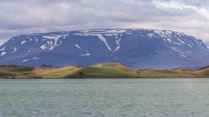 Die Pseudo-Krater von Myvatn vor einem riesigen Berg. © Hendrik