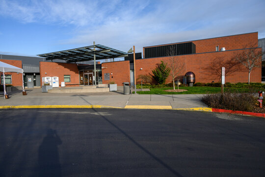 MERCER ISLAND, WA, USA – JANUARY 17, 2022: Mercer Island Community & Event Center In Luther Burbank Park On A Sunny Winter Day
