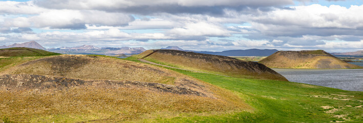Ein Panorama von Skutustadagigar, die grünen Pseudo-Krater im Mückensee Myvatn. © Hendrik
