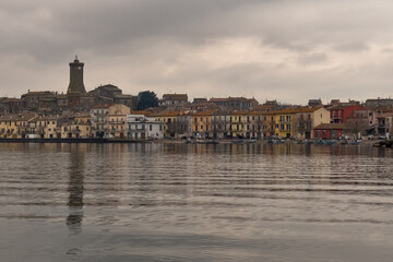 Fototapeta premium Veduta del borgo di Marta sul lago di Bolsena