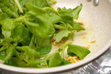 Espinafre na panela abafadinho com alho e oleo pronto para servir um prato delicioso.
