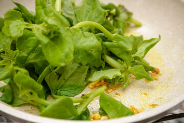 Espinafre na panela abafadinho com alho e oleo pronto para servir um prato delicioso.

