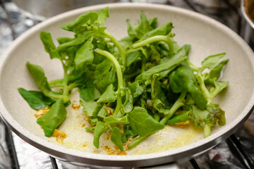 Espinafre na panela abafadinho com alho e oleo pronto para servir um prato delicioso.
