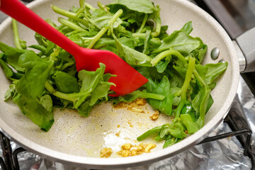 Espinafre na panela abafadinho com alho e oleo pronto para servir um prato delicioso.
