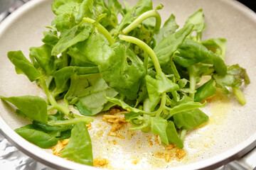 Espinafre na panela abafadinho com alho e oleo pronto para servir um prato delicioso.
