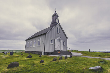 Graue Strandkirche auf Island.