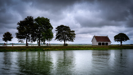 Fototapeta premium Aire de pique nique sur la digue du nord à Saint-Valery-sur- Somme, Baie de Somme