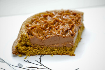 Pedaço de bolo de churros delicioso na mesa pronto para servi.