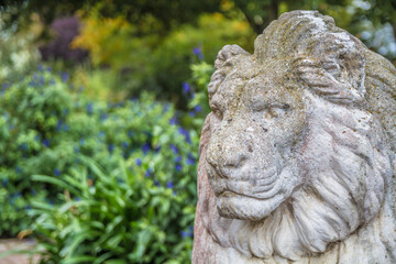 Statue de lion dans un parc