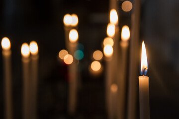 Bougies dans une église sombre